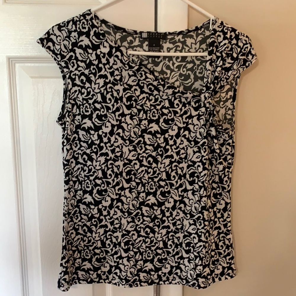 Perfect day to evening top. Cute shoulder detail!!